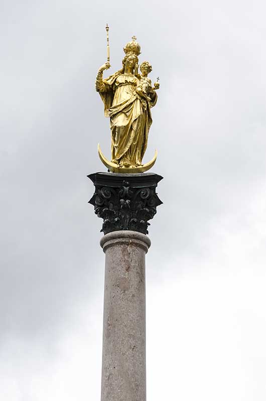 78 - Alemania - Munich - Marienplatz - columna de Maria